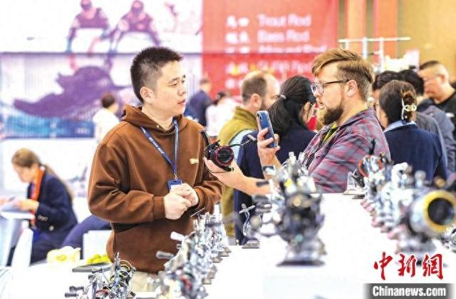 图为客商在第十六届中国威海国际渔具博览会上洽谈业务。孙大伟 摄