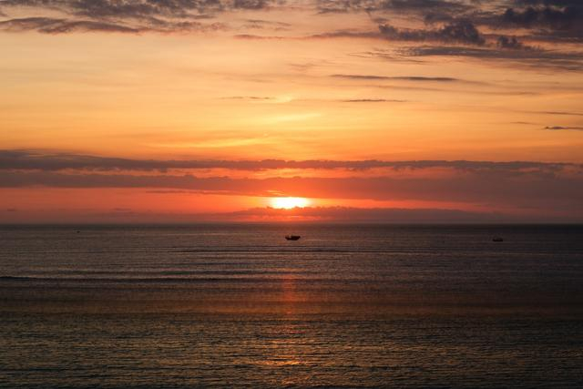 镜头逆光拍摄时基本没有明显的眩光与鬼影