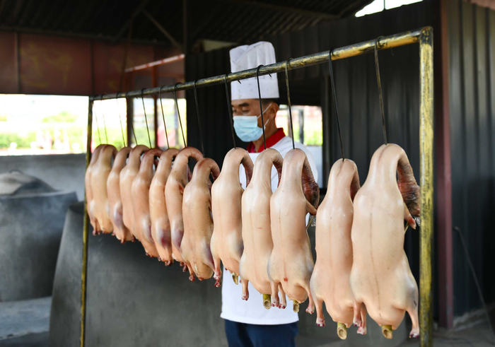 2020年3月26日，云南省昆明市宜良县金福烧鸭坊的厨师正在做烤制前的准备工作。新华社记者陈欣波摄