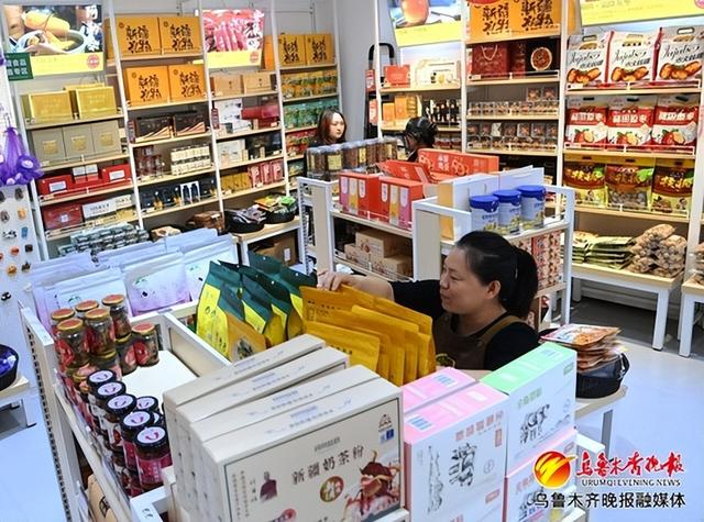 　　10月14日，在贡天下新疆特产（深蓝中心旗舰店），工作人员正在补充货品。记者陈岩摄