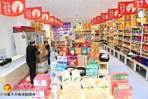 　　10月14日，在贡天下新疆特产（深蓝中心旗舰店），工作人员正在补充货品。记者陈岩摄