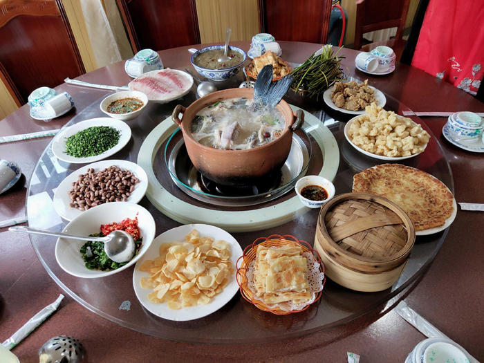 云南红河石屏县特色美食青鱼宴