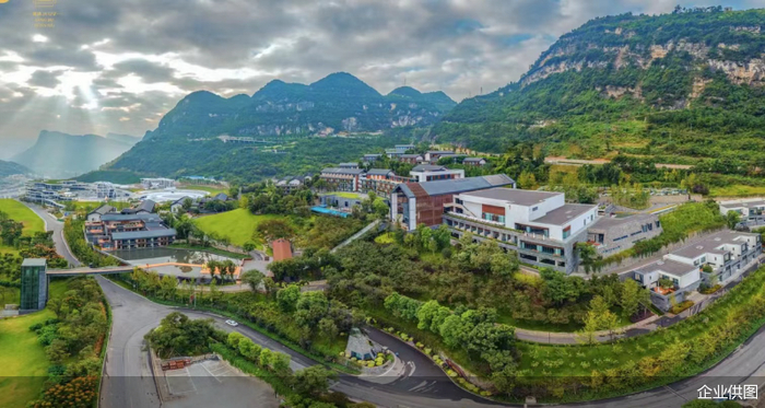 2008年至今，历时16年、耗资200亿，郎酒建成了中国首座世界级现代化白酒庄园，成为中国名酒中唯一庄园酱酒。