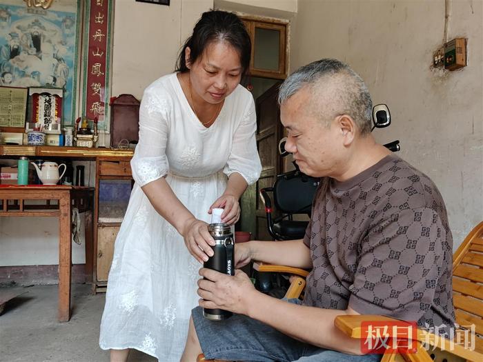 丈夫重病缠身，妻子扛起家庭重担，婆婆：“和女儿一样贴心”