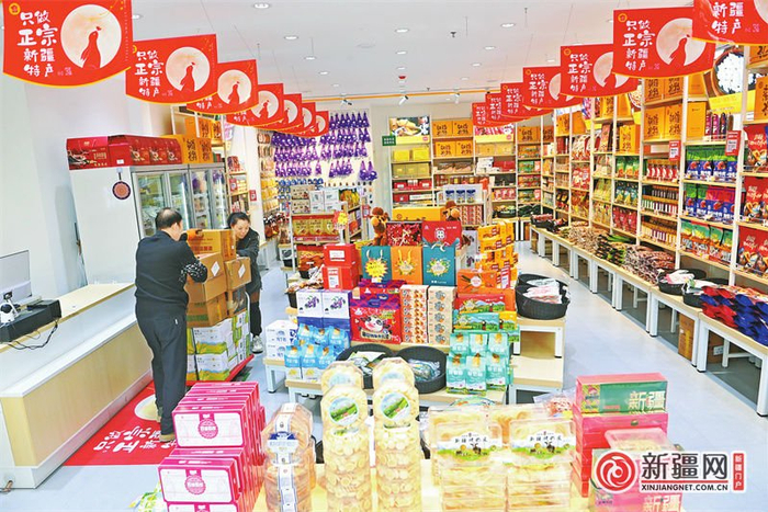 10月14日，在贡天下新疆特产（深蓝中心旗舰店），工作人员正在补充货品。（全媒体记者陈岩摄）