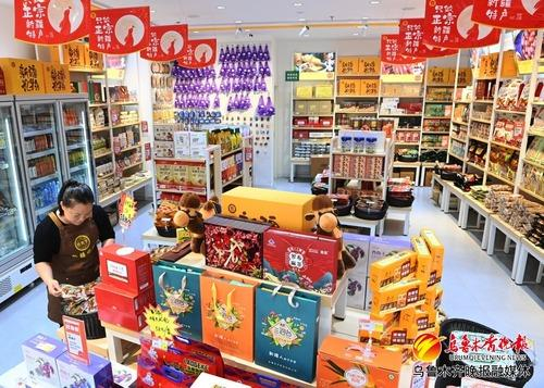 　　10月14日，在贡天下新疆特产（深蓝中心旗舰店），工作人员正在补充货品。记者陈岩摄
