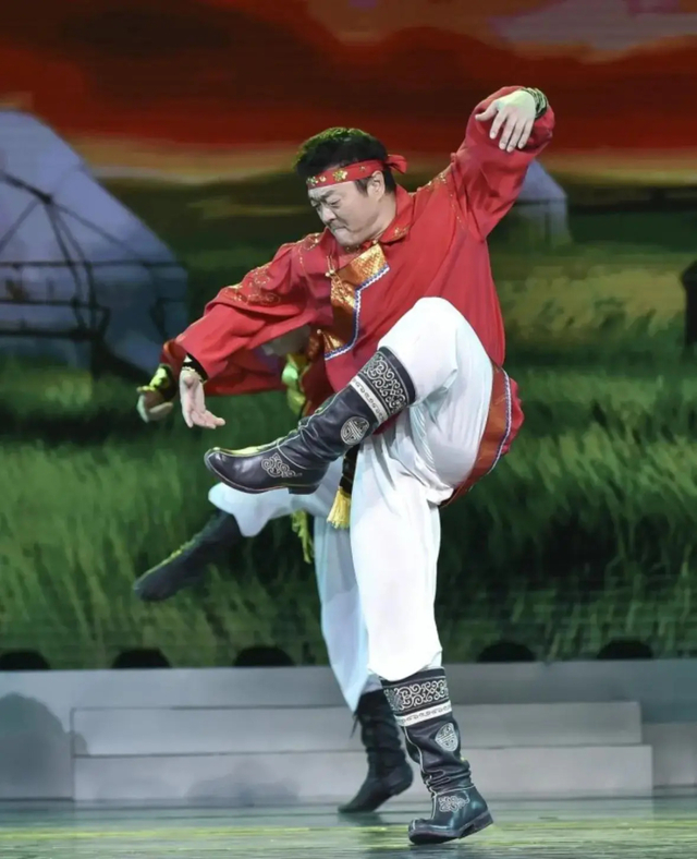 姜铁红早年表演的资料照片