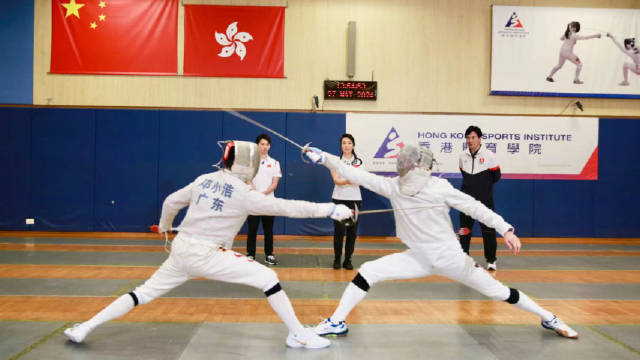 击剑赛场上,裁判说的是哪国语言?他们的手势又分别代表什么?