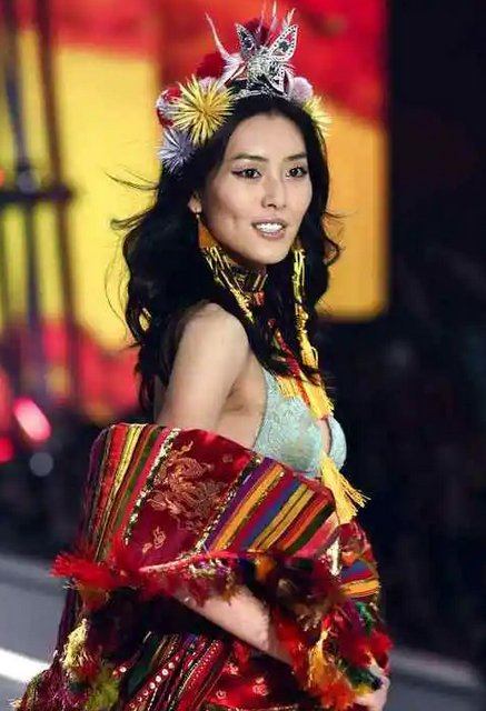 刘雯重返维密秀,15年8次登台真争气,亲闺女实至名归
