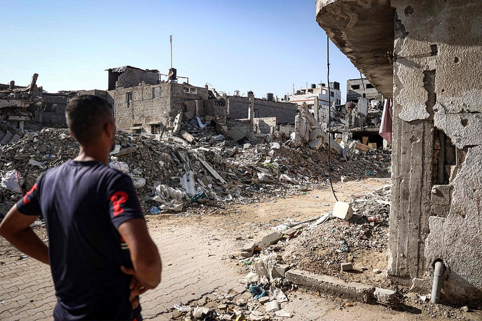 当地时间2024年10月9日，加沙地带，巴以冲突持续，一名男子站在倒塌的建筑物前。