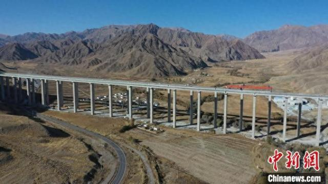 目前，布然特大桥下部构造已全部完工。高那清 摄