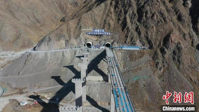 那巴公路是新疆交通运输东联西出、连接南北疆的重要通道。高那清 摄