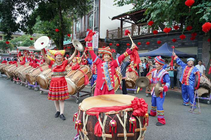     在古寨瑶族乡，人们欢聚一堂、击鼓迎宾，共同庆祝古寨瑶族乡成立40周年。本报记者叶子榕 摄
