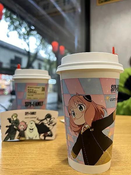 图注：2023年12月19日，苏州，库迪咖啡和《间谍过家家》联名。