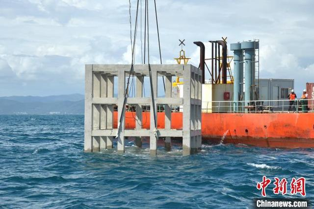 10月15日，在海南三亚西岛附近海域，工人们正在进行人工鱼礁投放作业。张月和 摄