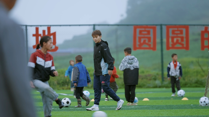 2024年6月，中国女足运动员王霜来到四川凉山州昭觉县瓦吾小学，与该校女足队员一起训练。受访者供图