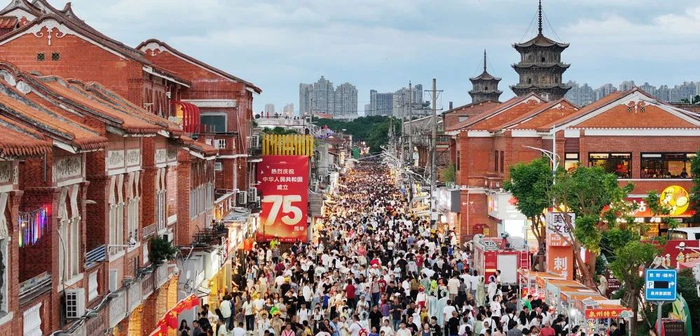 2024年10月1日，游客在福建省泉州市西街游玩