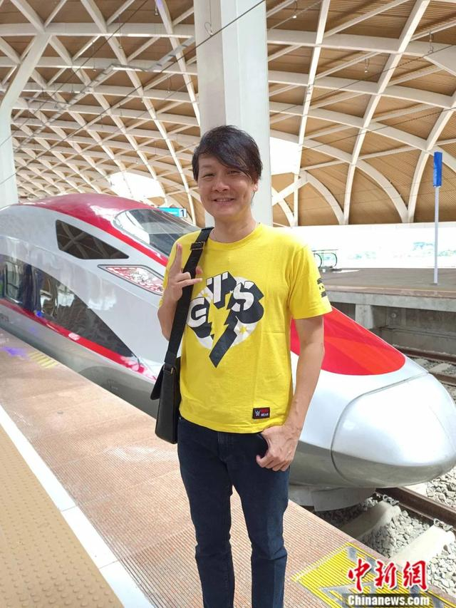 2024年1月13日，邱烈丰在雅万高铁前留影。受访者供图