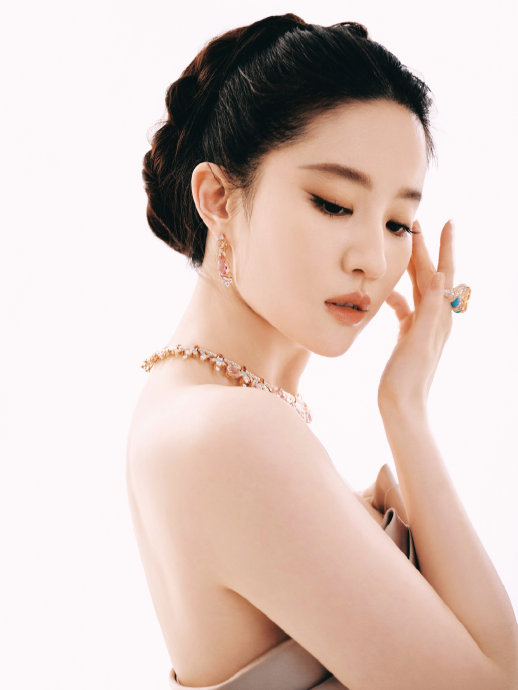 刘亦菲vogue出图,这个发型感觉有点梦回金粉世家白秀珠了