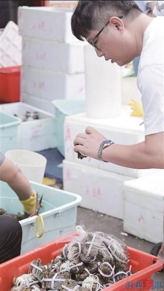 市民正在市场上挑选大闸蟹。见习记者 邵育洋 摄