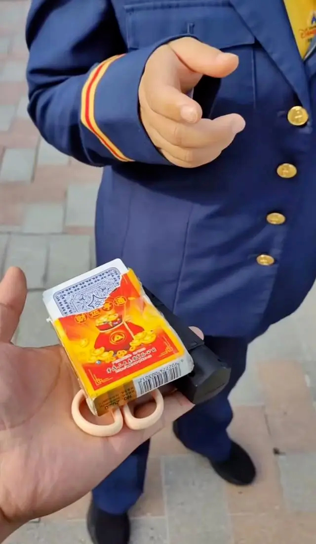 游客被告知不能携带扑克牌入园。视频截图