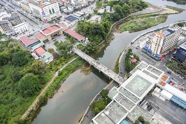 这是在广西东兴口岸附近拍摄的往来中越两国的旅客。新华社记者 曹祎铭 摄