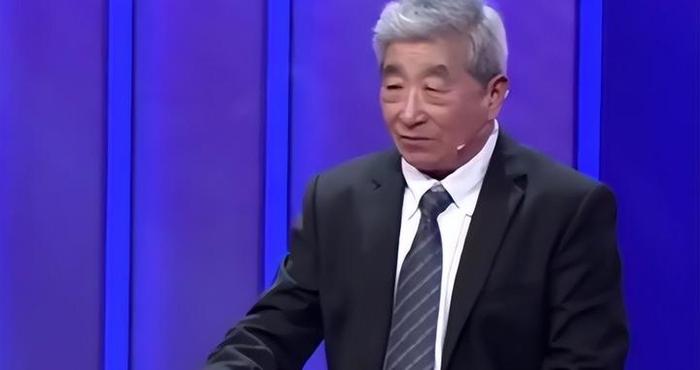 75岁帅气大爷，寻找43年前为他生孩子的婚外女友，相认后全场欢呼