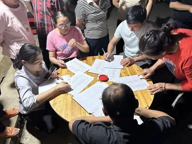 在崇左市江州区新和镇通康村沿井屯，村民在土地流转协商会签到表上签字。新华每日电讯记者 陈一帆 摄