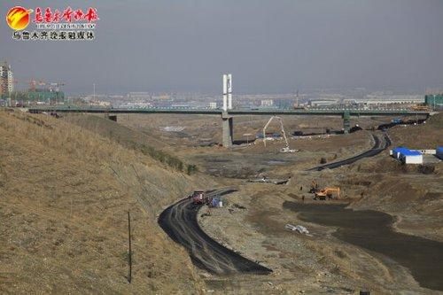 　　小绿谷建设之初，大型机械正在作业。经开区（头屯河区）新闻中心供图