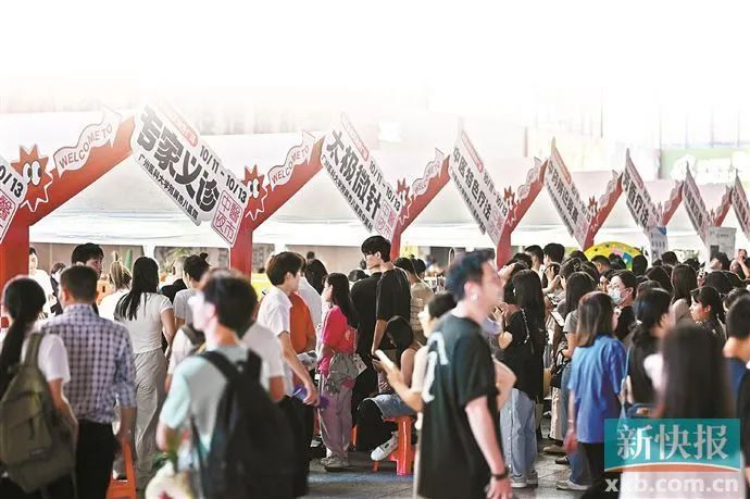 被年轻人围得水泄不通的中医药文化夜市。