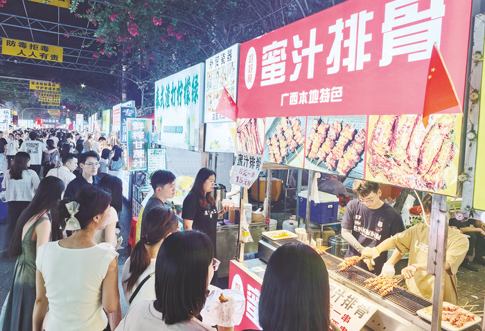    ▲平西夜市特色美食吸引市民游客前来品尝。 本报记者黄红锦 摄