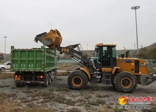 10月17日，沙依巴克区城市管理局（行政执法局）利用工程铲车在清理216国道沿线建筑垃圾。迪丽娜尔·加力肯摄