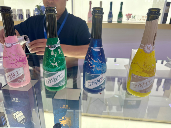 茅台在展会现场提供试饮、销售洽谈的蓝莓泡酒，图片：记者拍摄