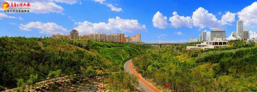 　　如今的小绿谷绿树成荫，成为市民和游客休闲好去处。经开区（头屯河区）新闻中心供图