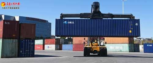 　　在乌鲁木齐国际陆港区多式联运中心，工作人员使用正面吊起重机吊装集装箱。 资料图片