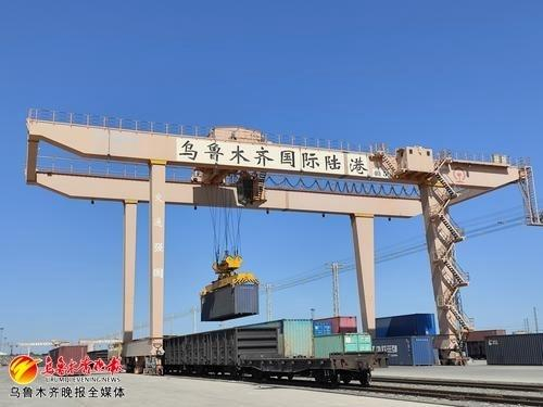　　6月16日，在乌鲁木齐国际陆港区中欧班列集结中心，龙门架正在吊集装箱。资料图片