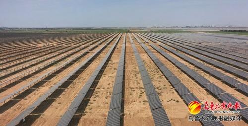 　　国能新疆甘泉堡综合能源有限公司正加快推进北沙窝源网荷储一体化100万千瓦光伏发电项目。受访者供图