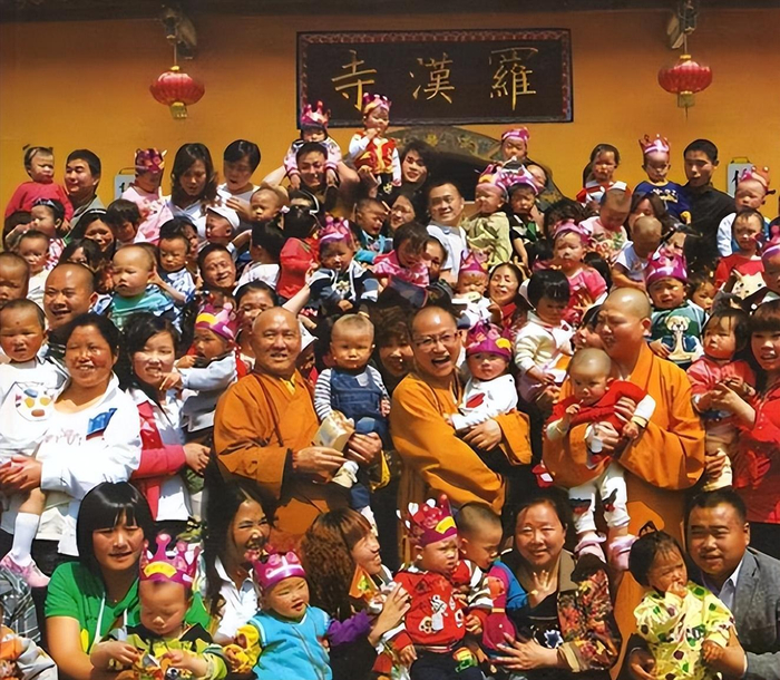 素全法师纠结许久人命关天终究是占据上风,他开庙门收留这些孕妇,护佑