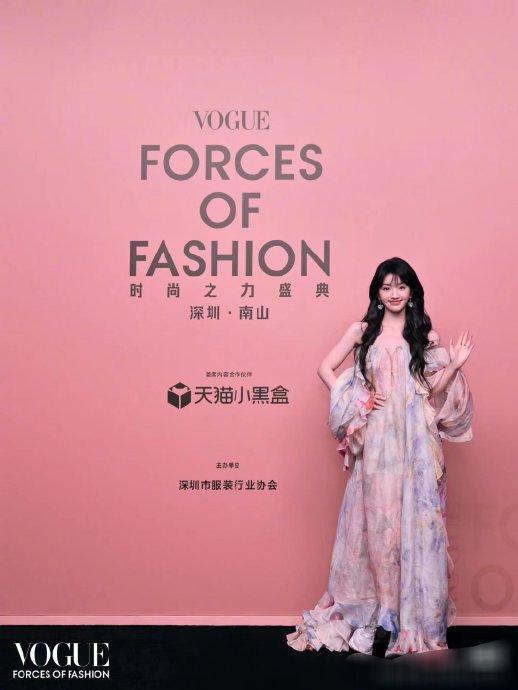 vogue官方图抗住了这抹妖艳粉 女明星们让我眼前一亮又一亮