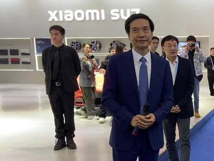 在2024世界智能网联汽车大会展览馆偶遇雷军与部委领导见面,并介绍