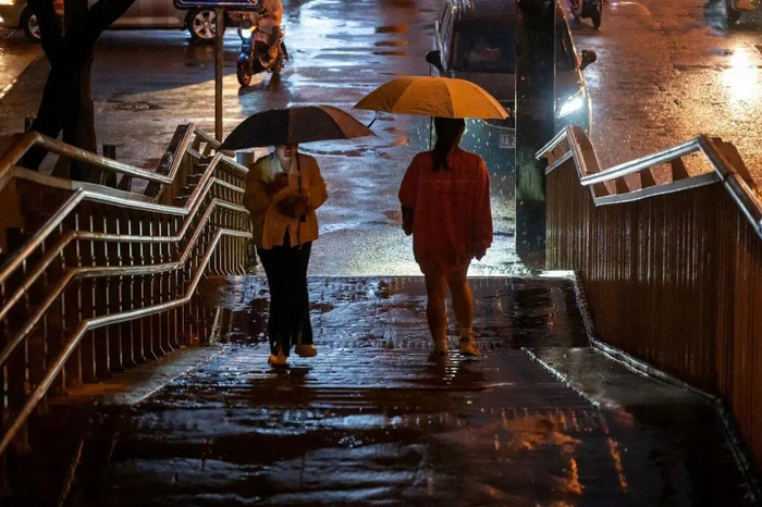 上海今天热闹了：30℃、阳光、雷雨、冷空气！一位老朋友现身，网友：真的没想到-今天上海天气好热