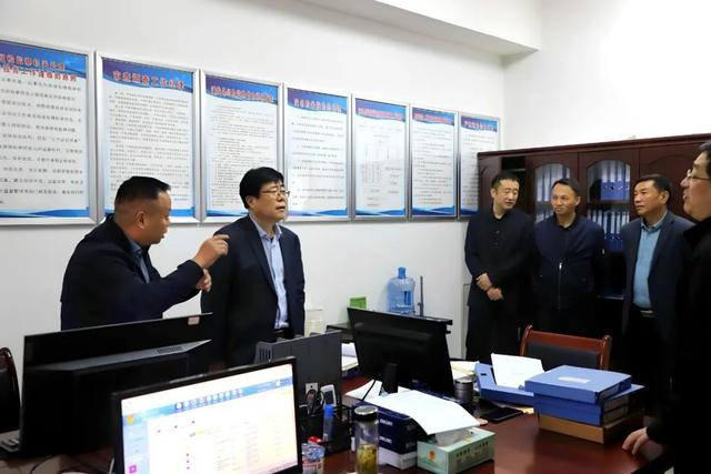 徐红卫,办公室主任雷俊锋,潼关县法院党组书记,院长张锋华陪同调研