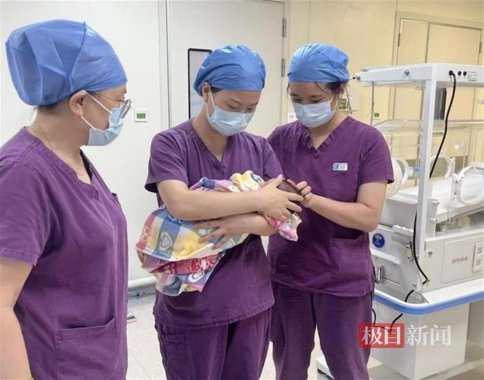 26天精心治疗护理，新生儿科医护助早产宝宝重回父母怀抱