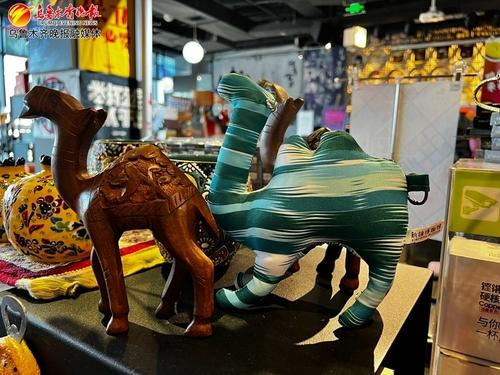 　　左边右边书店（新世界广场店）的骆驼造型文创。记者王畅彤摄