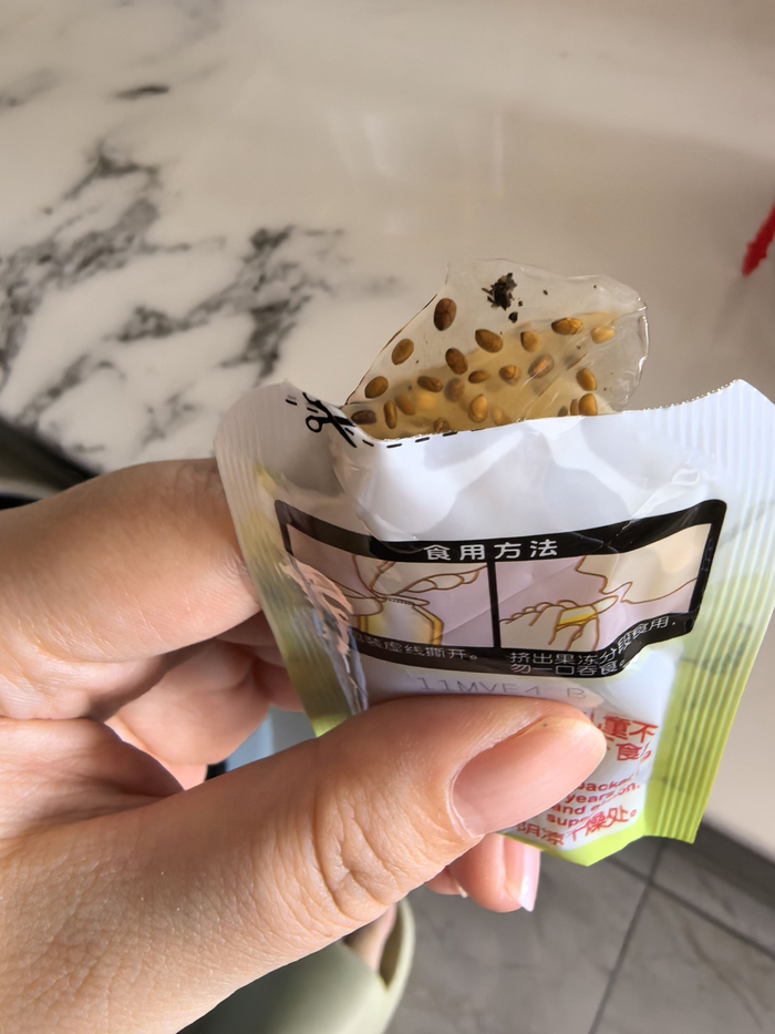 孙女士在果冻中发现的黑色不明物体