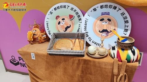 　　在天山万科广场2楼，萌态可掬的馕、烤包子等玩偶为广大消费者带来新的消费体验。记者王丽娜摄