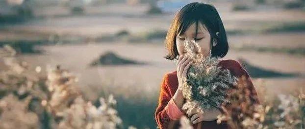 6岁女孩独睡2米大床，却总说 “挤” ，妈妈查看监控后放声大哭！