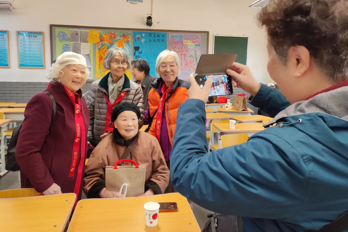 各届校友在对应的教室中和自己的同学相聚。学校供图