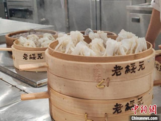 9月19日，内蒙古呼和浩特，烧麦馆刚出锅的蒸烧麦状如石榴，香味扑鼻，令人垂涎欲滴。 窦美菊 摄