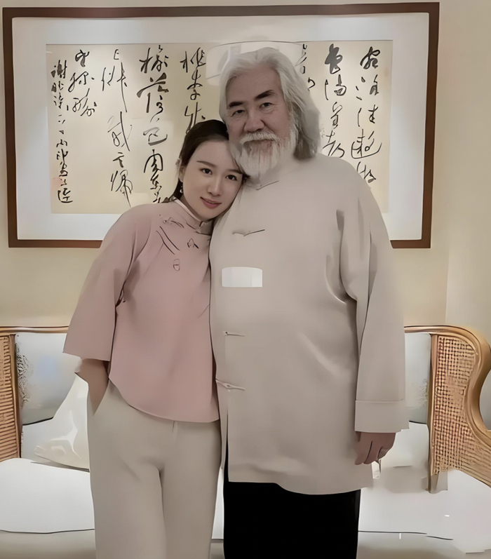 73岁张纪中官宣妻子生女喜讯,紧抱小女儿出镜,不像父女像爷孙